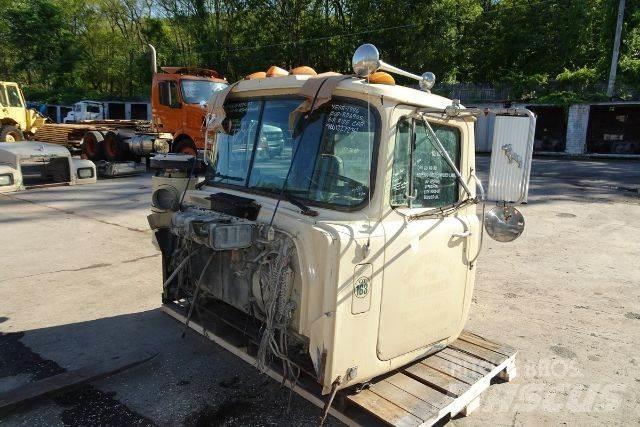 Mack RD690S 駕駛室與內部