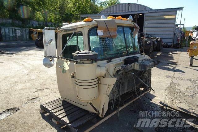 Mack RD690S 駕駛室與內部