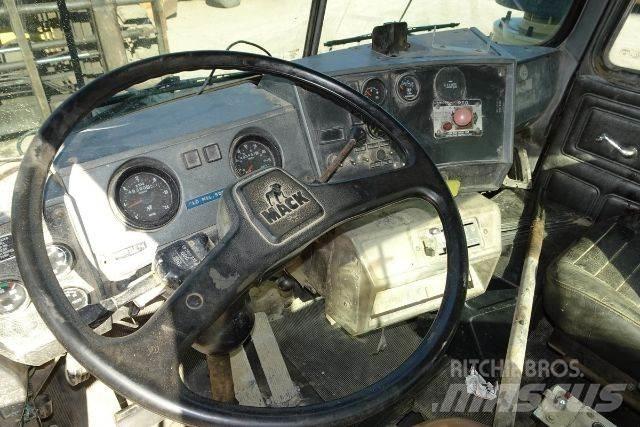 Mack RD690S 駕駛室與內部