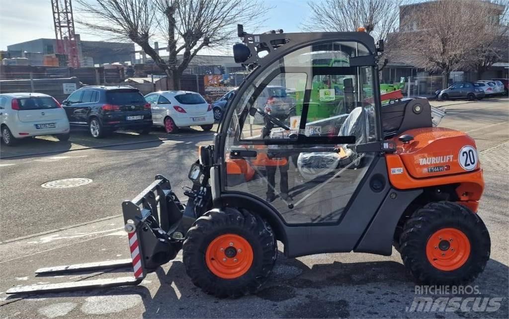Ausa T144H 伸縮臂操作車