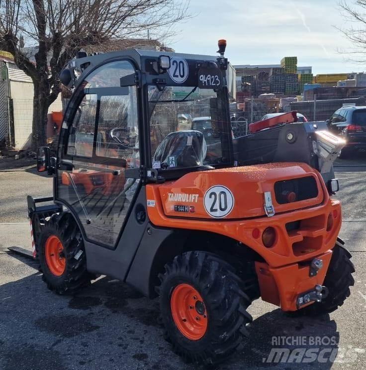 Ausa T144H 伸縮臂操作車