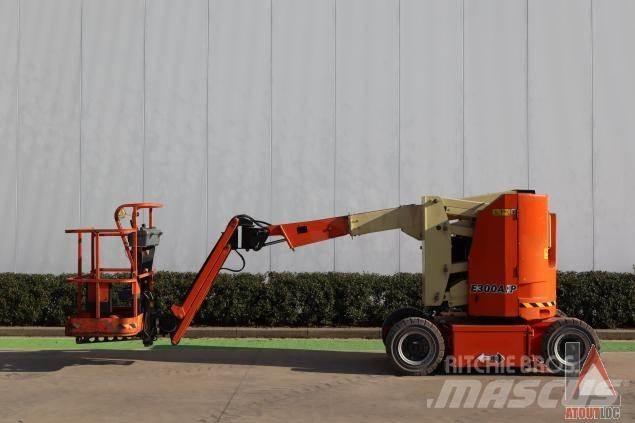 JLG E300AJP 曲臂高空作業車