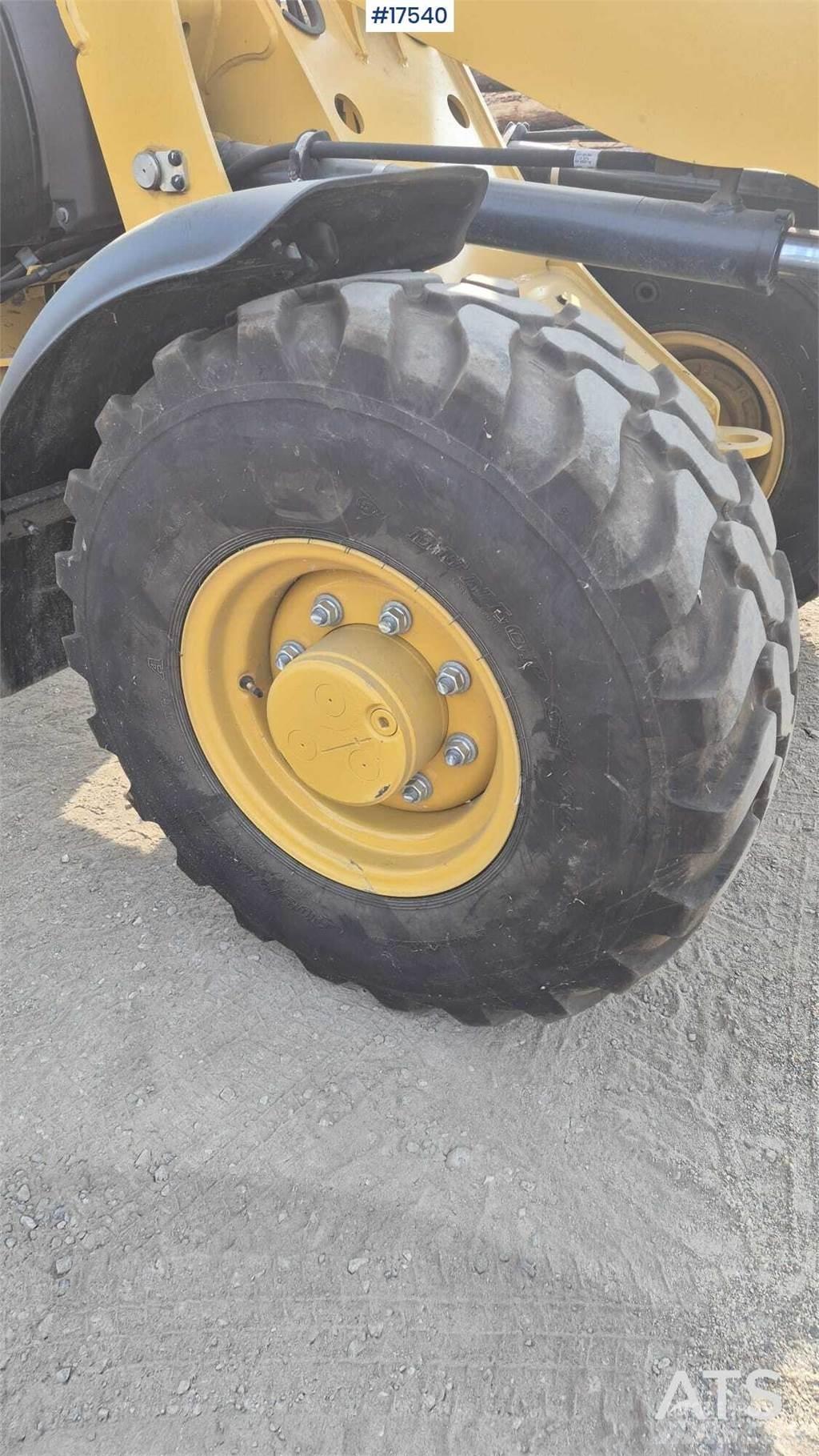 CAT 906M 輪胎式裝載機