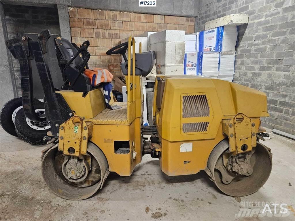 CAT CB24 雙輪滾壓機