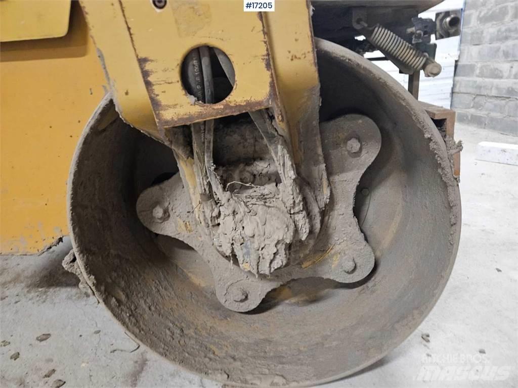CAT CB24 雙輪滾壓機