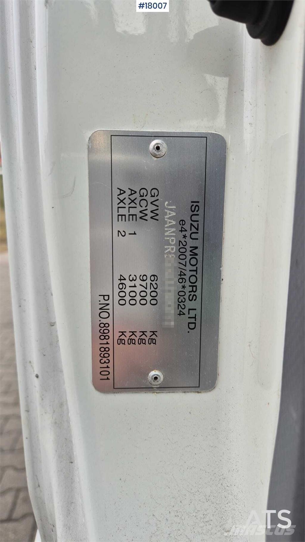 Isuzu N2R 起重機卡車