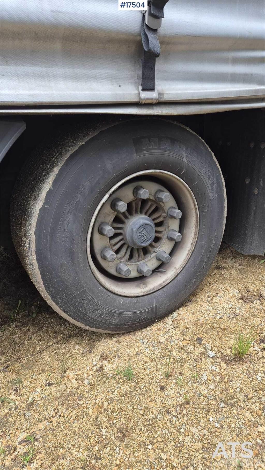 Kässbohrer ME 篷布半拖車
