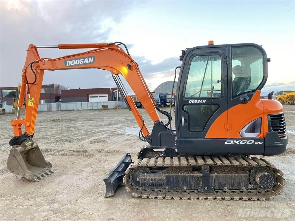 Doosan DX 60 C 小型挖土機/掘鑿機<7t(小型挖掘機)