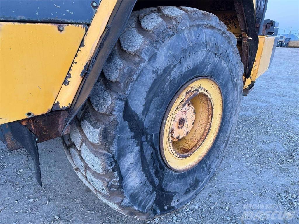 Komatsu HM 400-2 鉸接式起吊車