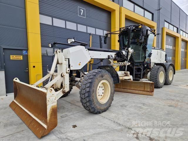 CAT 120AWD 平土機