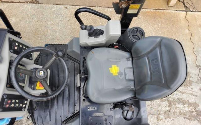 CAT CC2.6 複合式滾壓機