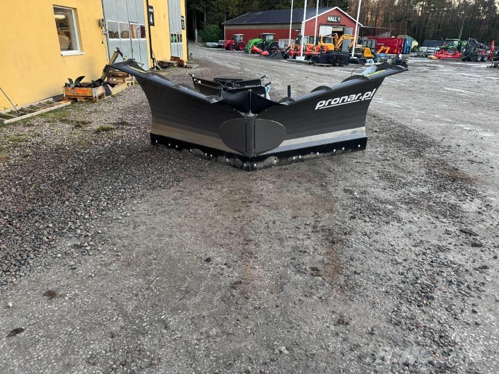 Pronar PUV 4000 M HD 刮雪板和犁