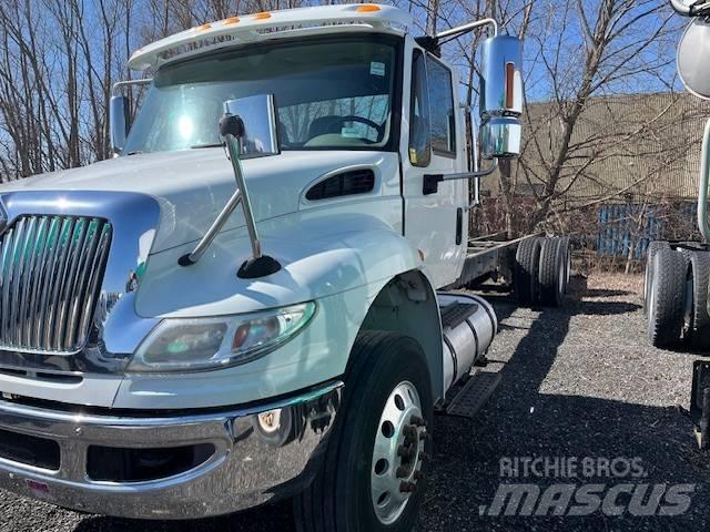International 4400 平板式/側卸式卡車