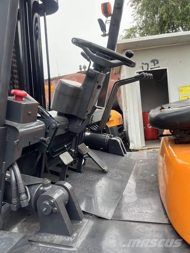 TCM FD 100 柴油卡車