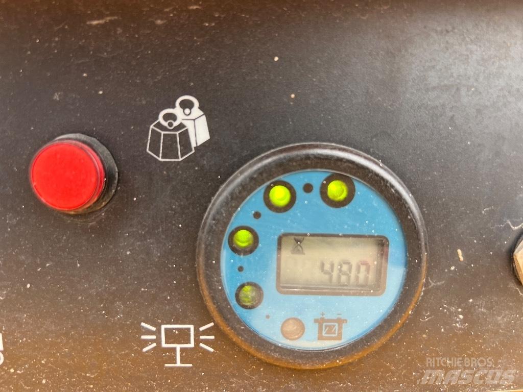 Haulotte Compact 12 剪式升降機