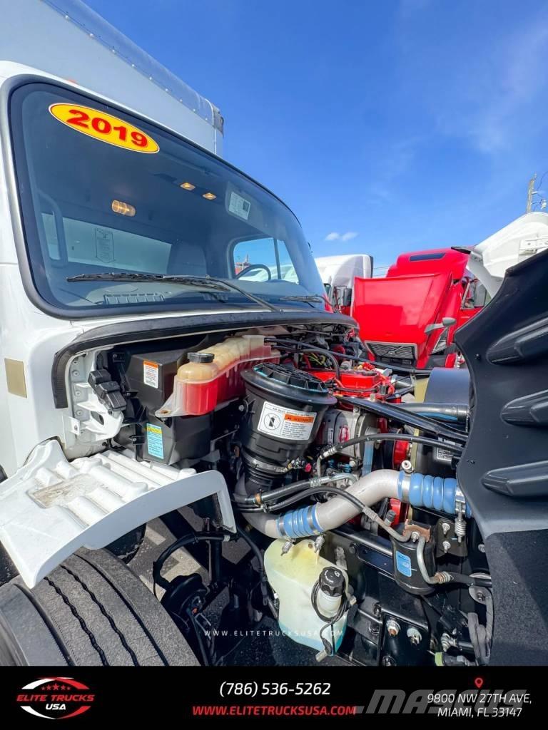 Freightliner M106 貨箱式卡車
