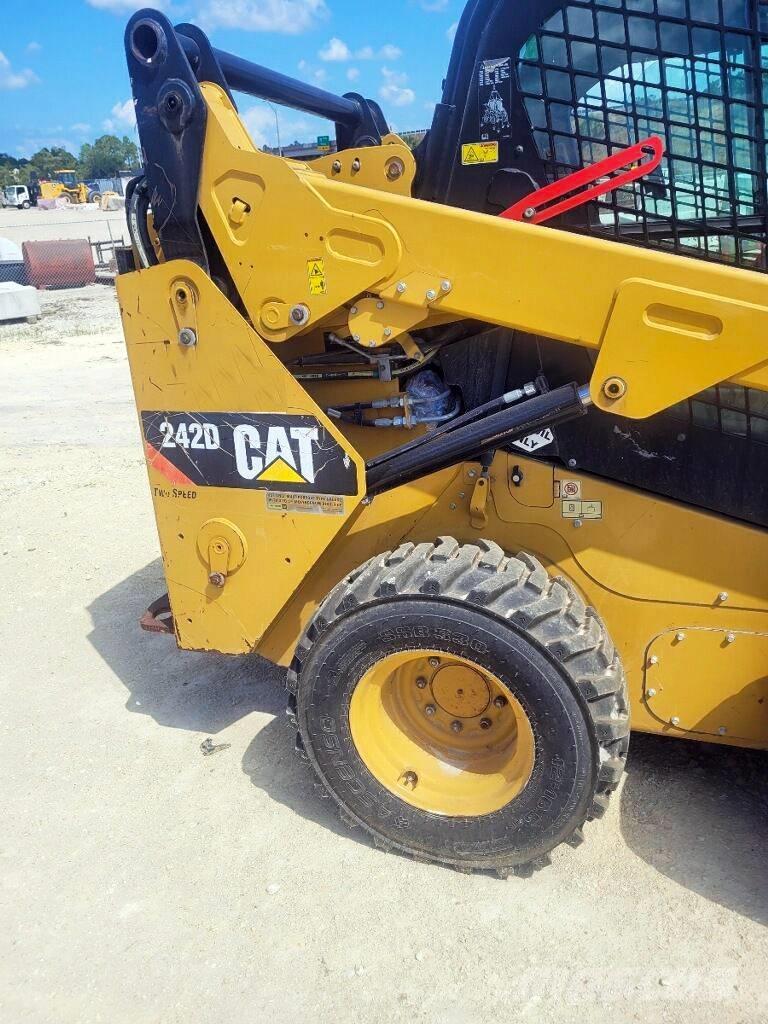 CAT 242 D 滑移轉向裝載機