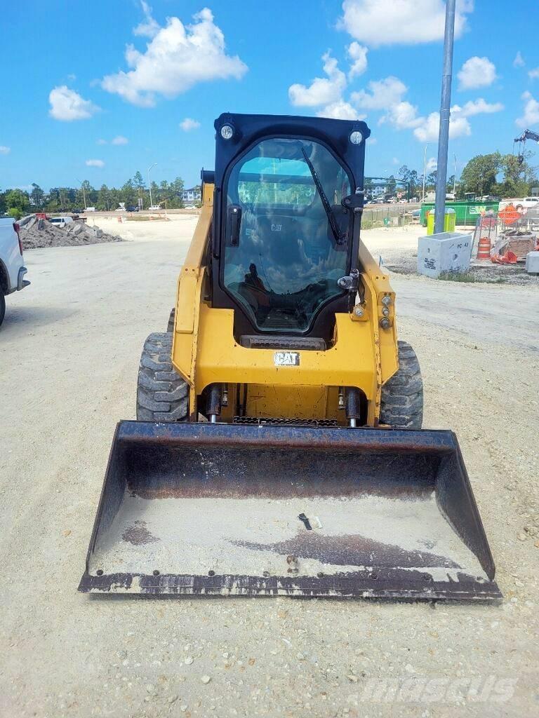 CAT 242 D 滑移轉向裝載機