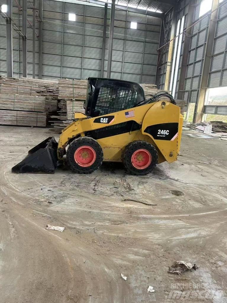 CAT 246 C 滑移轉向裝載機