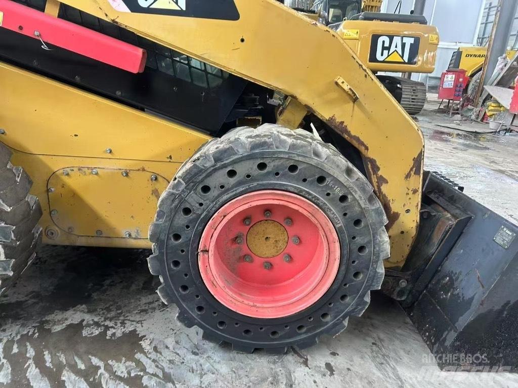 CAT 246 C 滑移轉向裝載機
