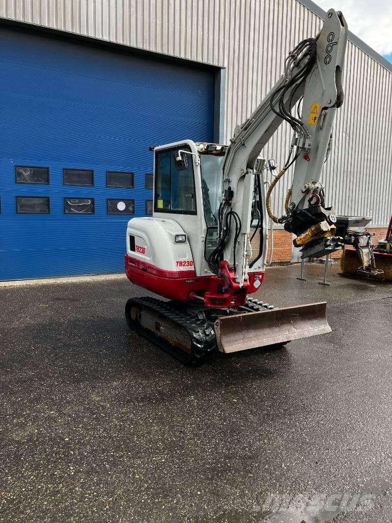 Takeuchi TB 230 小型挖土機/掘鑿機<7t(小型挖掘機)