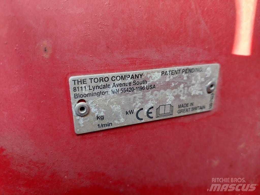 Toro Procore 880 通風機和垂直割草機