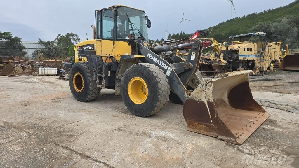 Komatsu WA 250 輪胎式裝載機