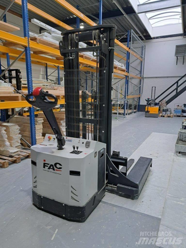 Combilift CSI 行走控制式堆積機