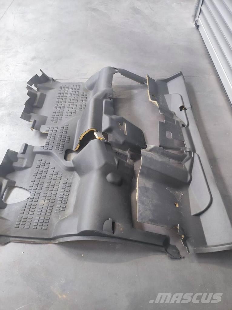 Nissan Floor Mat 駕駛室與內部