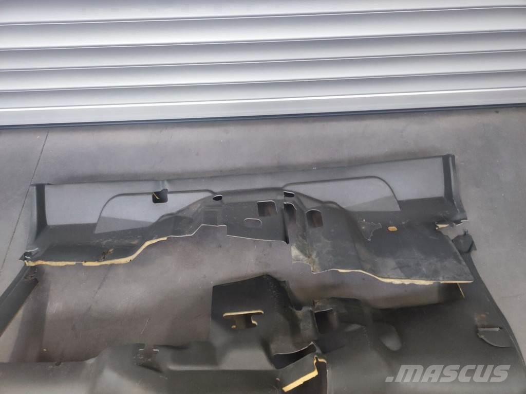 Nissan Floor Mat 駕駛室與內部