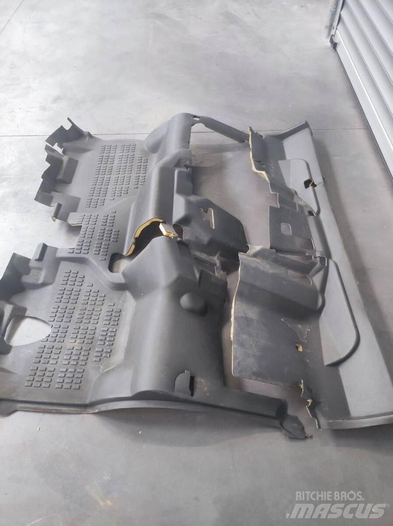 Nissan Floor Mat 駕駛室與內部
