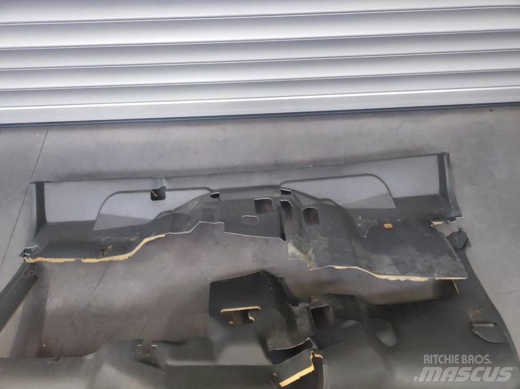 Nissan Floor Mat 駕駛室與內部