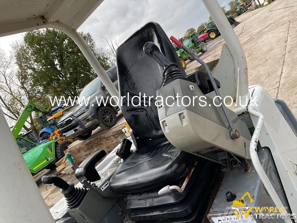 Takeuchi TB 228 小型挖土機/掘鑿機<7t(小型挖掘機)