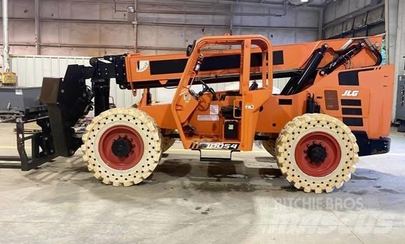 SkyTrak 10054 伸縮臂操作車
