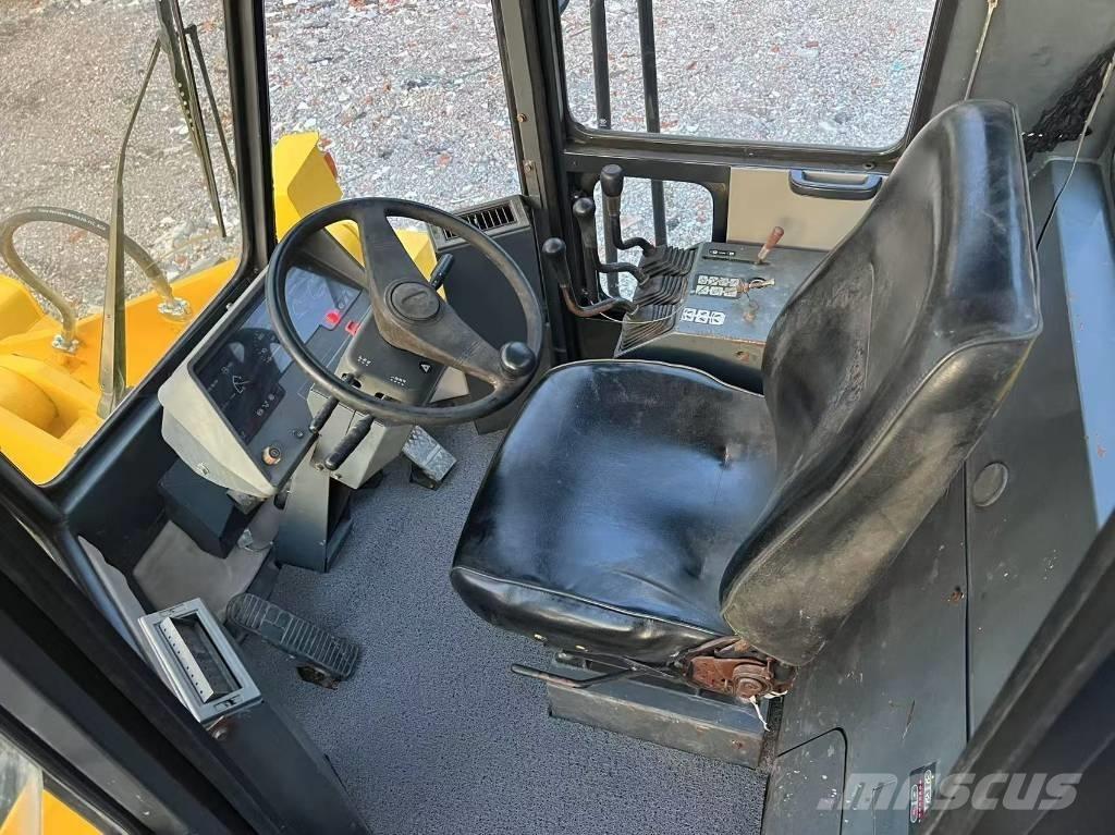 Komatsu WA 320-3 輪胎式裝載機
