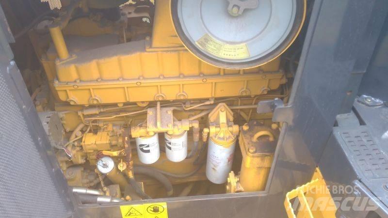 Shantui SD32 履帶推土機