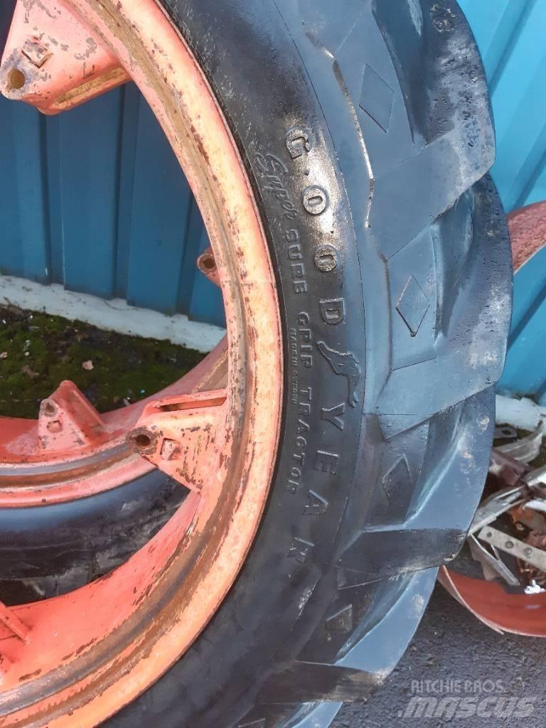 Goodyear 12.4-36 輪胎、車輪和輪圈