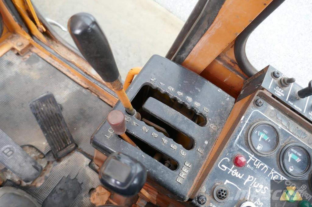 Mitsubishi MG300 平土機