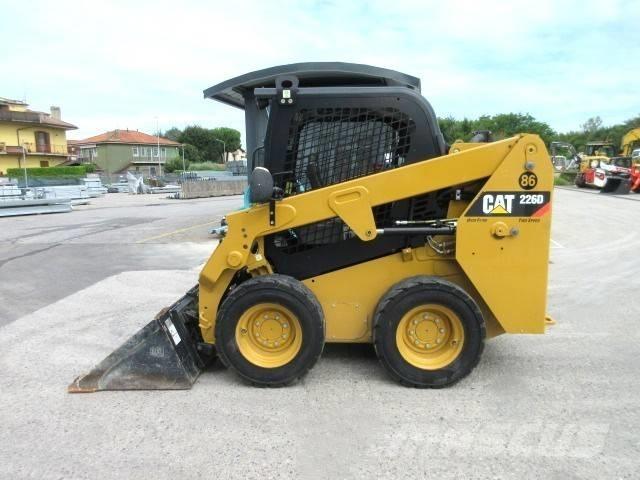CAT 226 D 滑移轉向裝載機