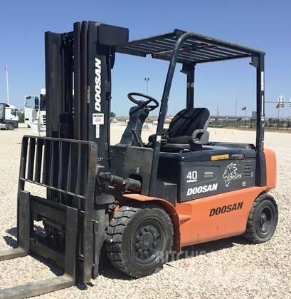 Doosan B40 X-5 電動堆高機