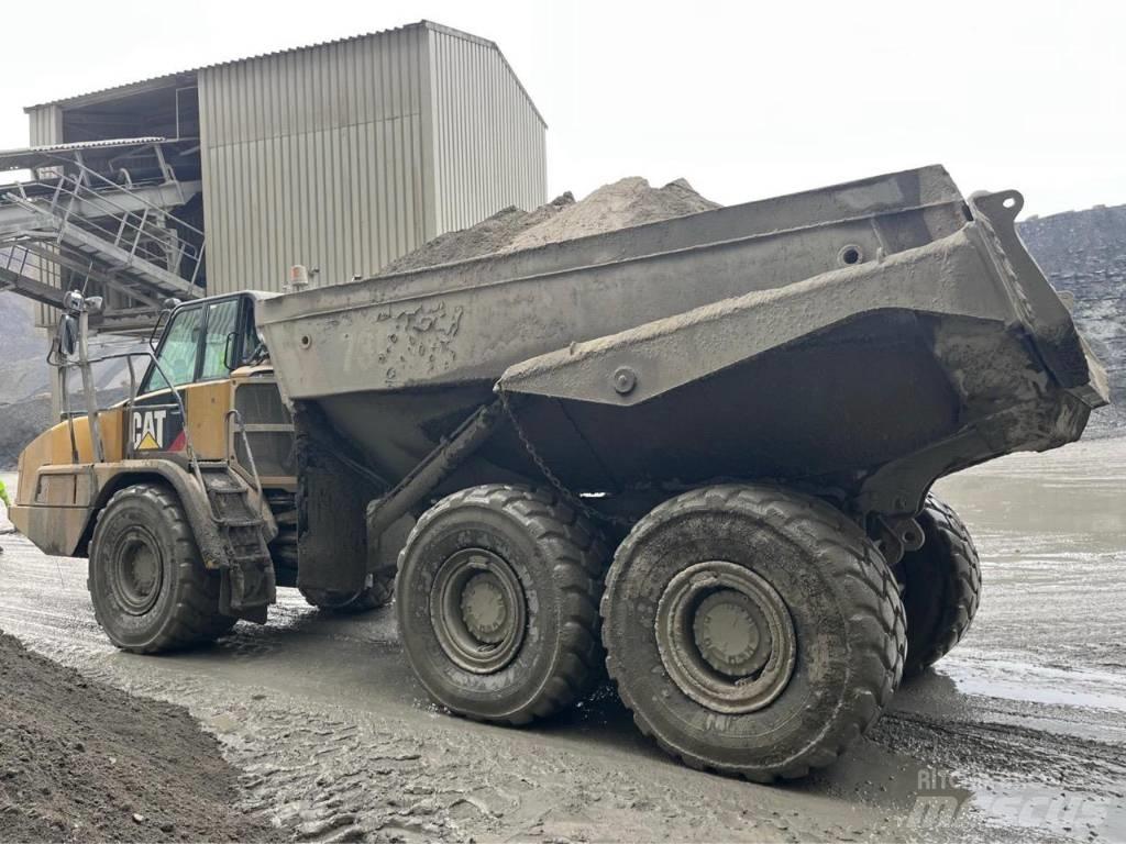 CAT 730 C 鉸接式起吊車