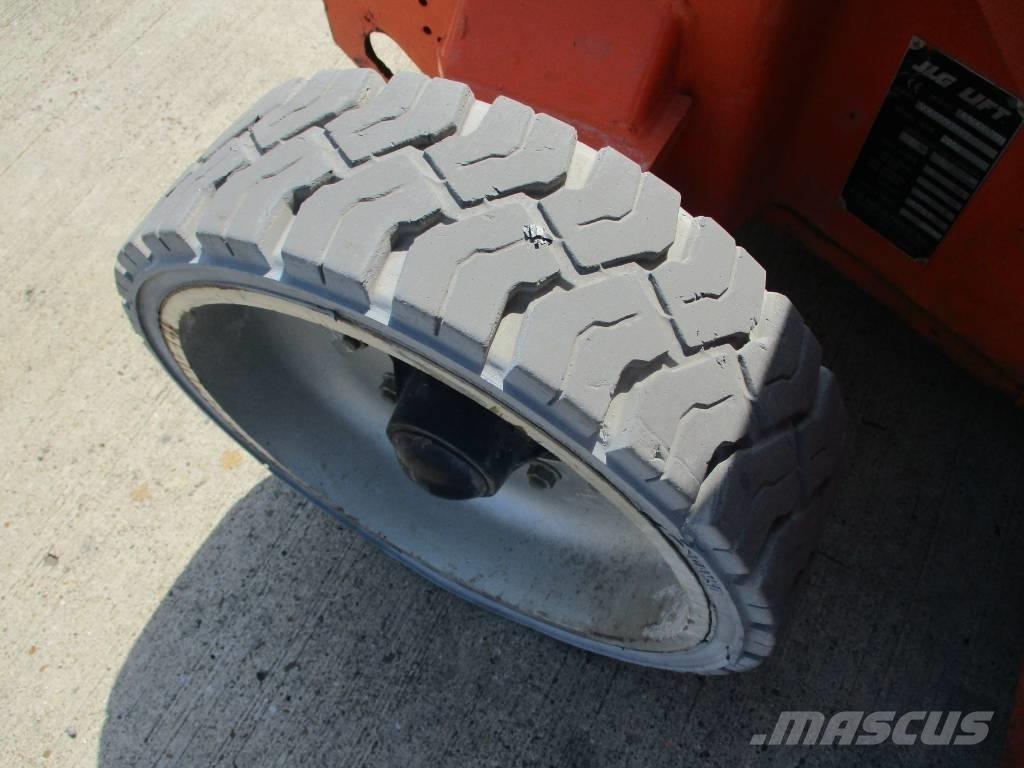 JLG E400 AJPN (687) 緊湊型自走式伸縮臂式升降機