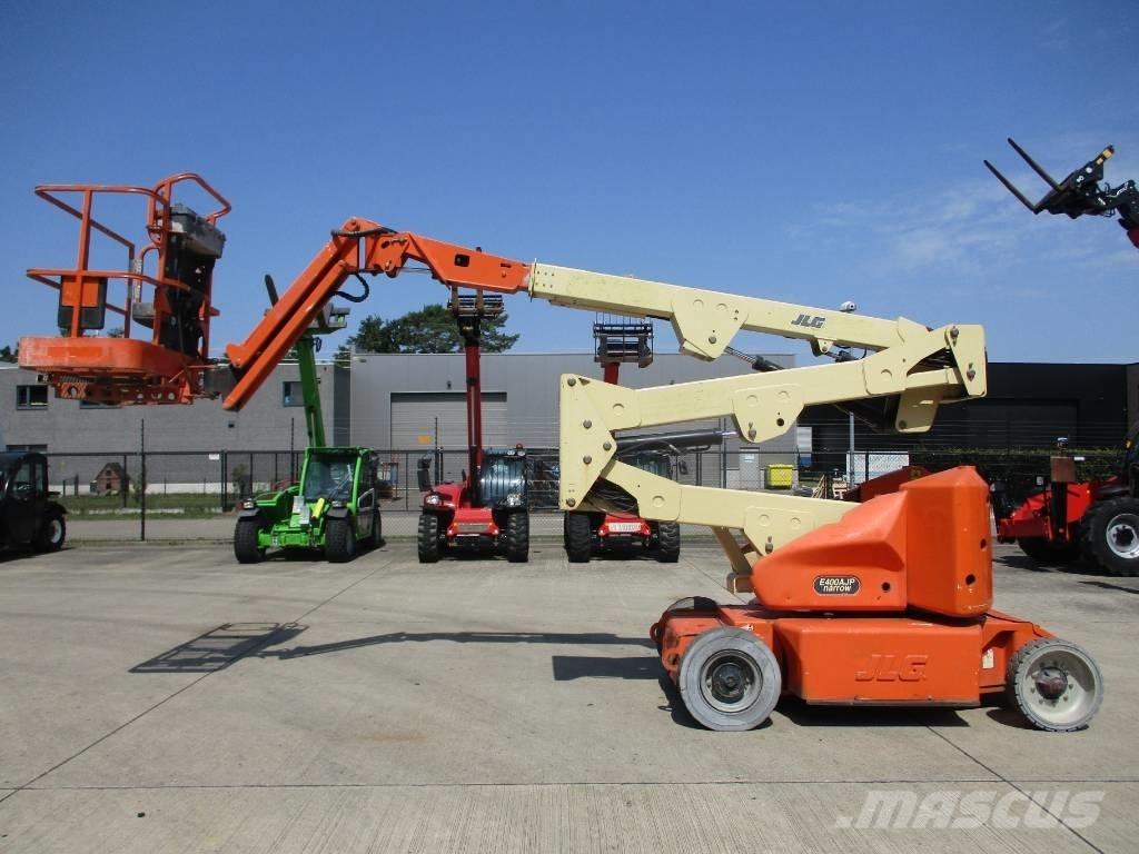 JLG E400 AJPN (687) 緊湊型自走式伸縮臂式升降機