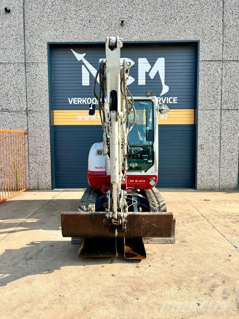Takeuchi TB 235 小型挖土機/掘鑿機<7t(小型挖掘機)