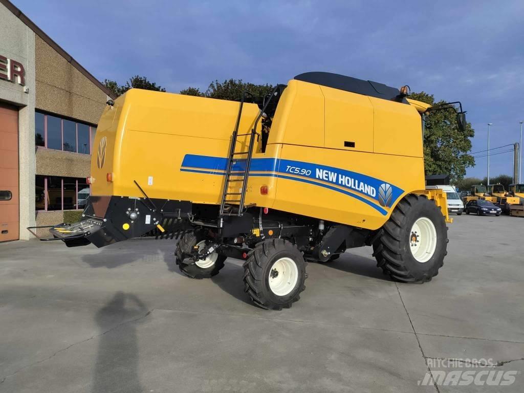 New Holland TC 5.90 聯合收穫機