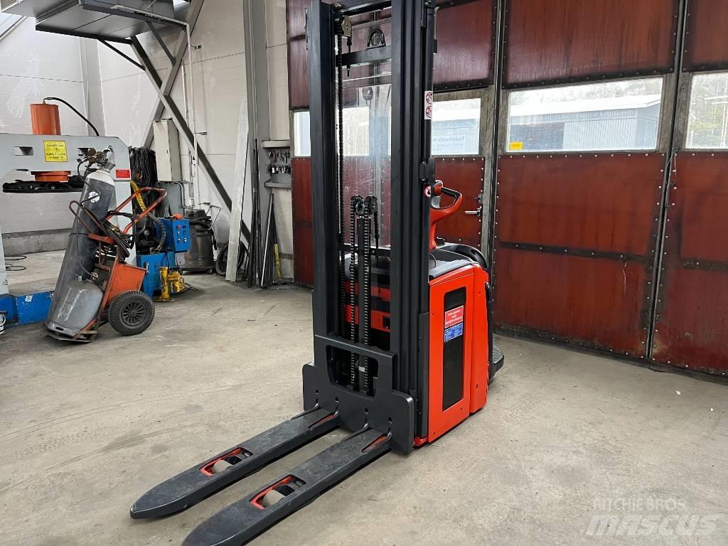 Linde L14AP 自走式堆積機