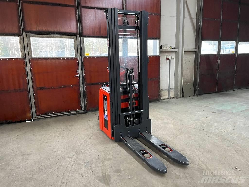 Linde L14AP 自走式堆積機