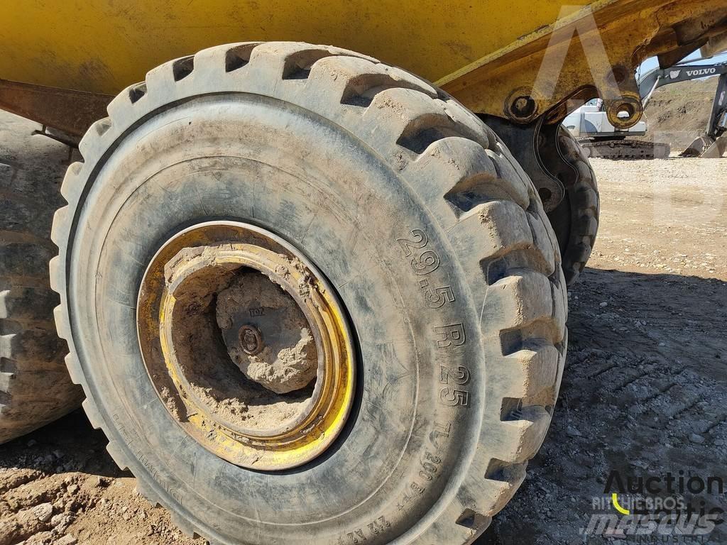 Komatsu HM400 鉸接式起吊車