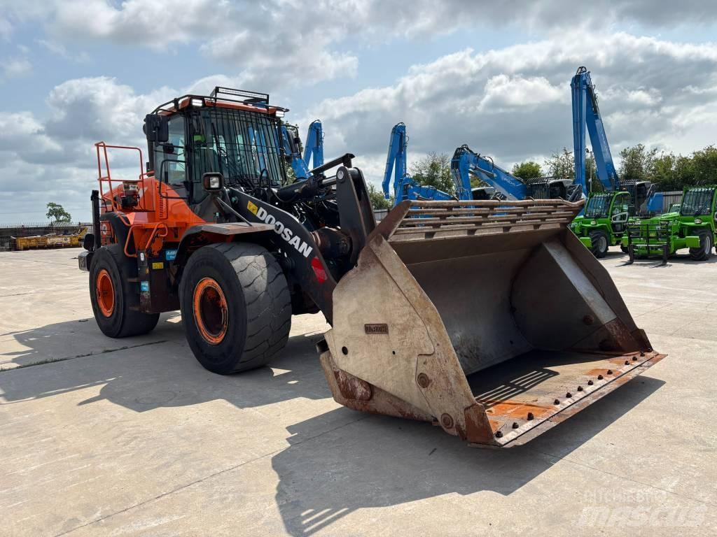 Doosan DL 300-5 輪胎式裝載機