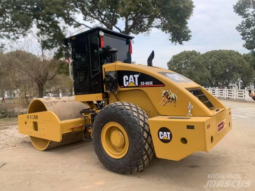 CAT CS 683 E 單輪滾壓機